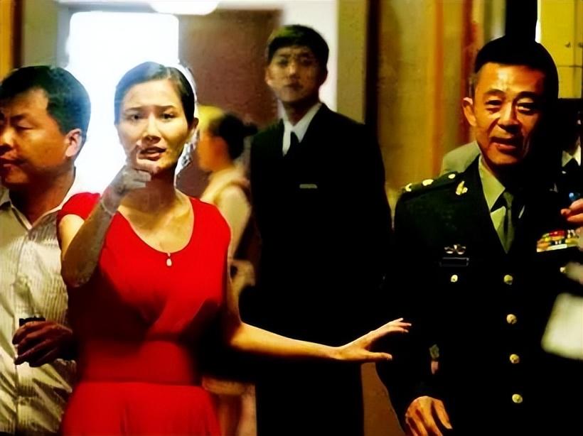2008年,侯勇在拍电视剧《高地》时,和女演员邢宇菲传出了绯闻,而且有