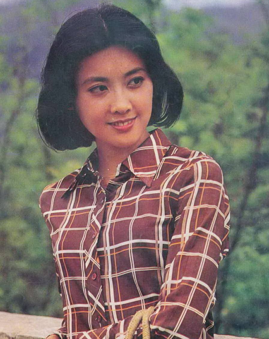 回顾女儿国国王朱琳28岁嫁圈外丈夫结婚42年无儿无女今后悔吗