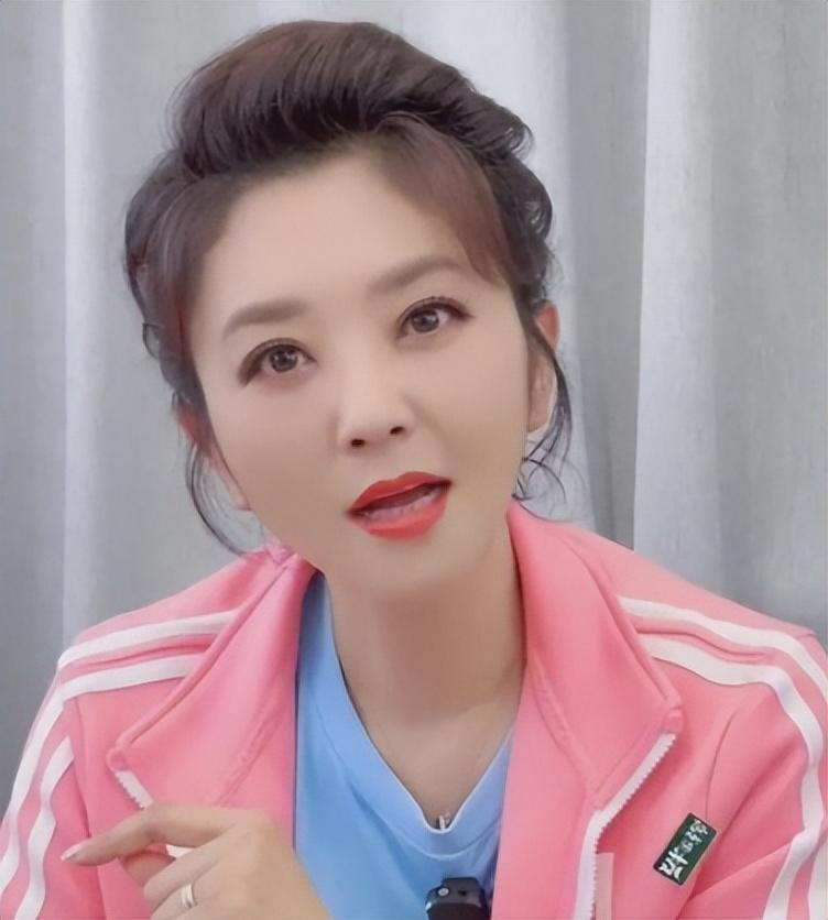 回顾主持人方琼结婚20年只生孩子不做饭副台长丈夫把她宠成宝