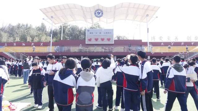 岳阳市弘毅新华中学爱心义卖活动圆满举行