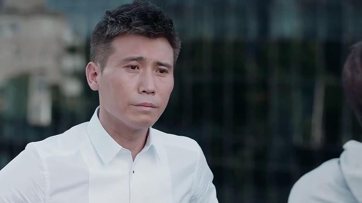 当时李乃文出演的电影《悬崖之上》刚上映.