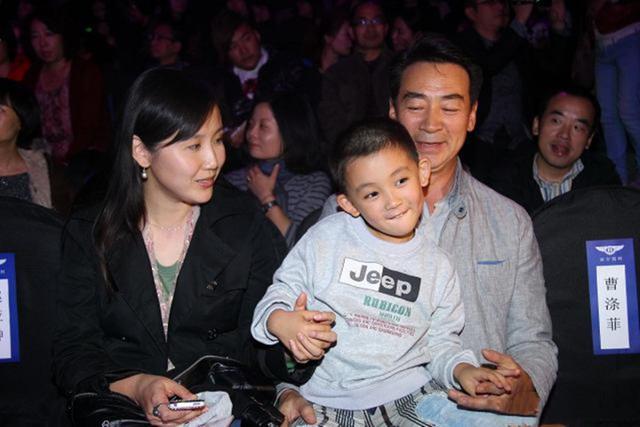 李婷不顾父母反对嫁给寇振海,2009年给他生下儿子寇家宝,让寇振海54岁