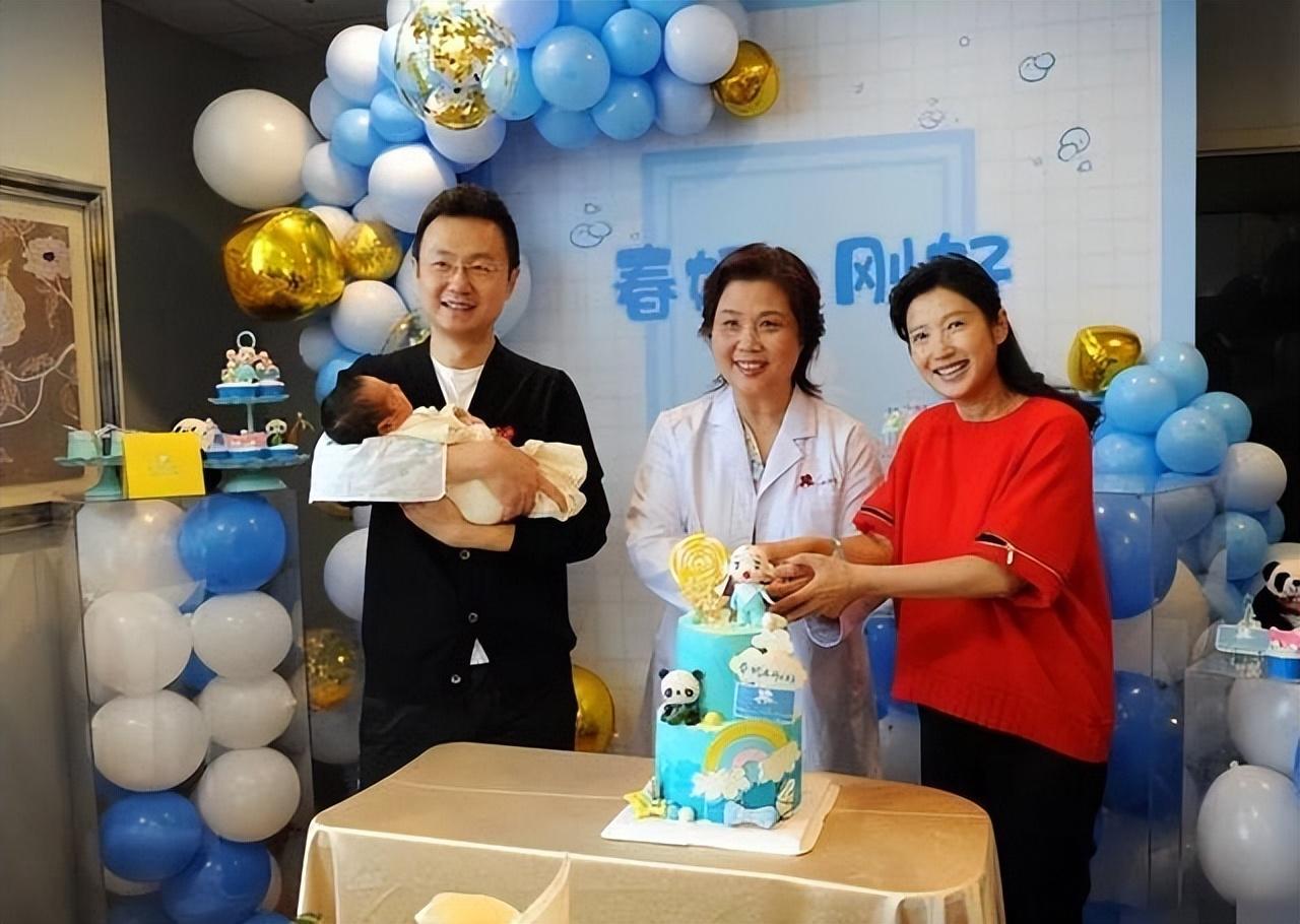 回顾春妮坚持丁克17年二婚嫁给刚强后41岁得子全家乐开怀