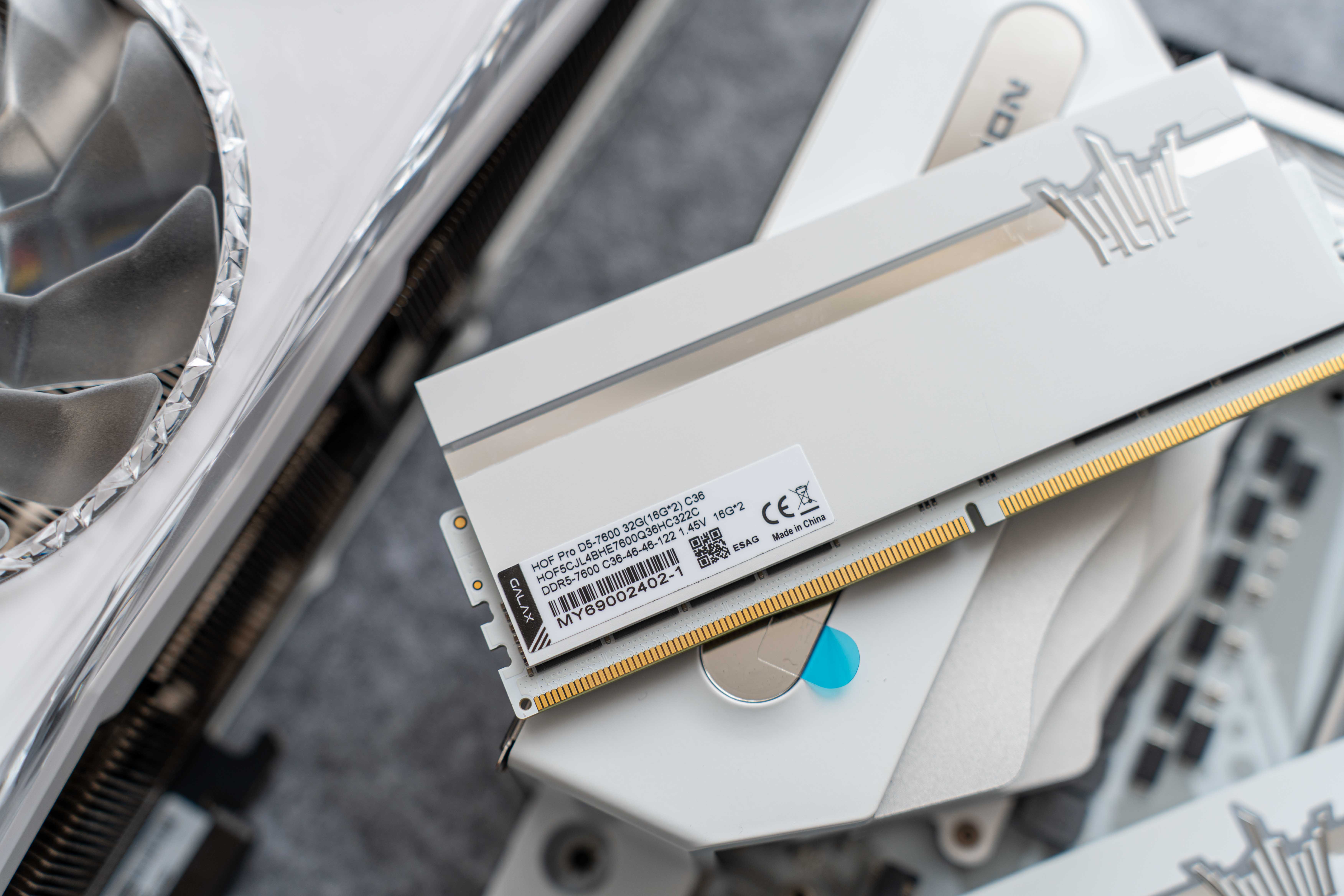 纯白光影海景房游戏生产力都不能少丨14700kf影驰4080装机