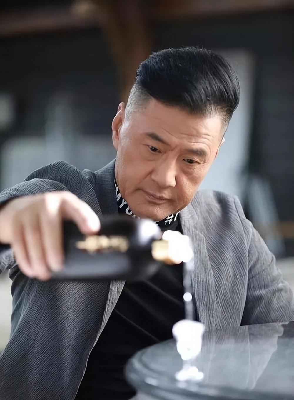 回顾饰演硬汉5位演员有的性张力爆棚有的涂脂抹粉让人尴尬