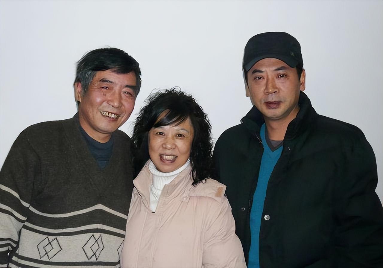 回顾演员刘劲娶初恋为妻婚后生一女回家后却不爱说话