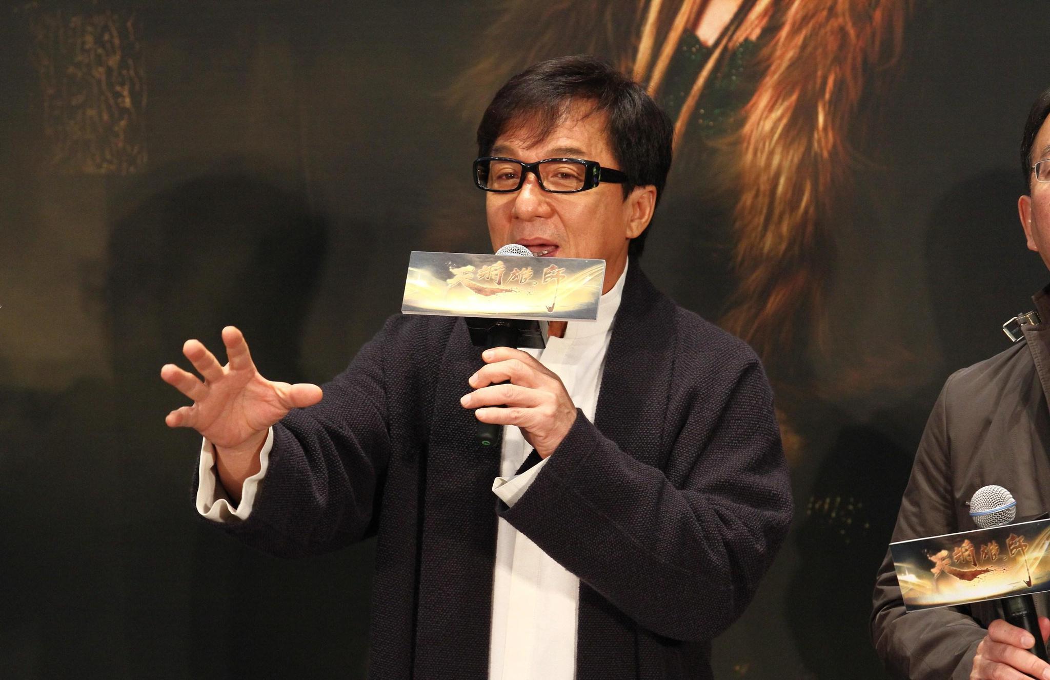 成龙转念一想,父亲有什么遗产,吃的,喝的以及住的