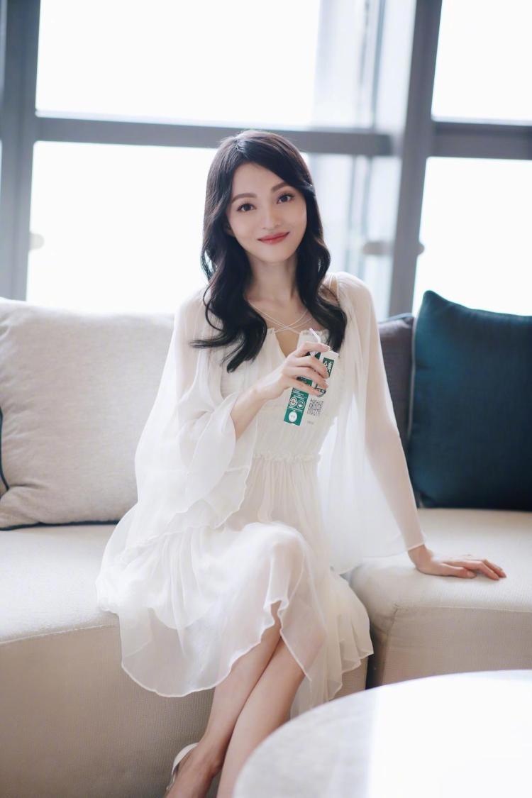 回顾5位女星的经历令人心疼为家里还债被父亲扔掉母亲转移财产