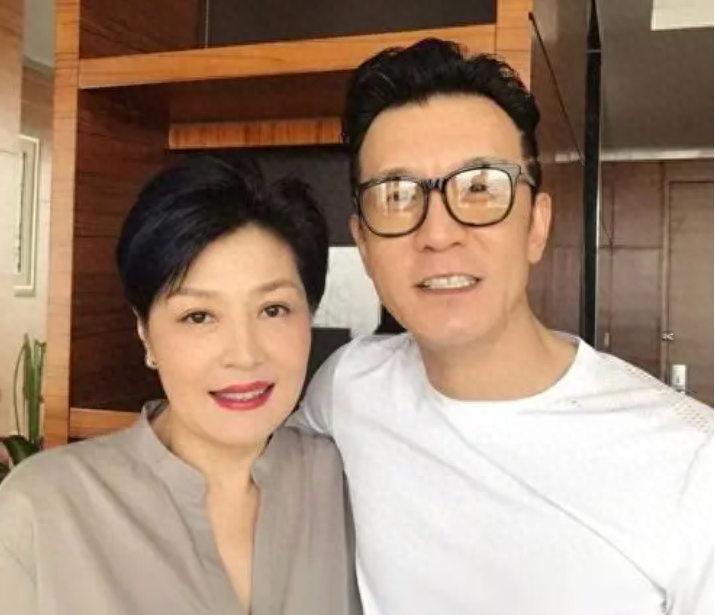 回顾李咏病逝后坚持不改嫁还做李家儿媳的哈文现在怎么样了