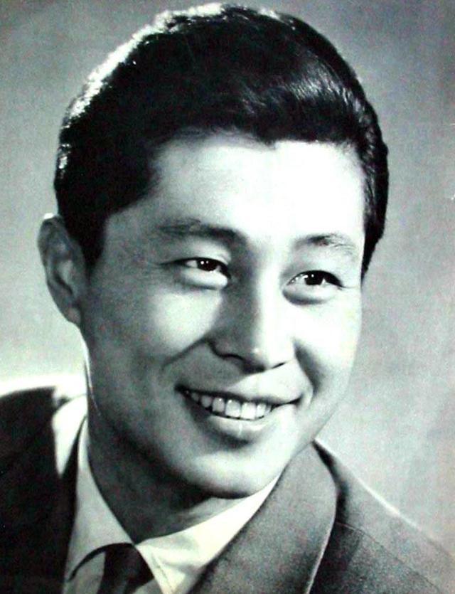 回顾王心刚跟儿子赴美晚年回国养老如今的他证明王铁成没说错