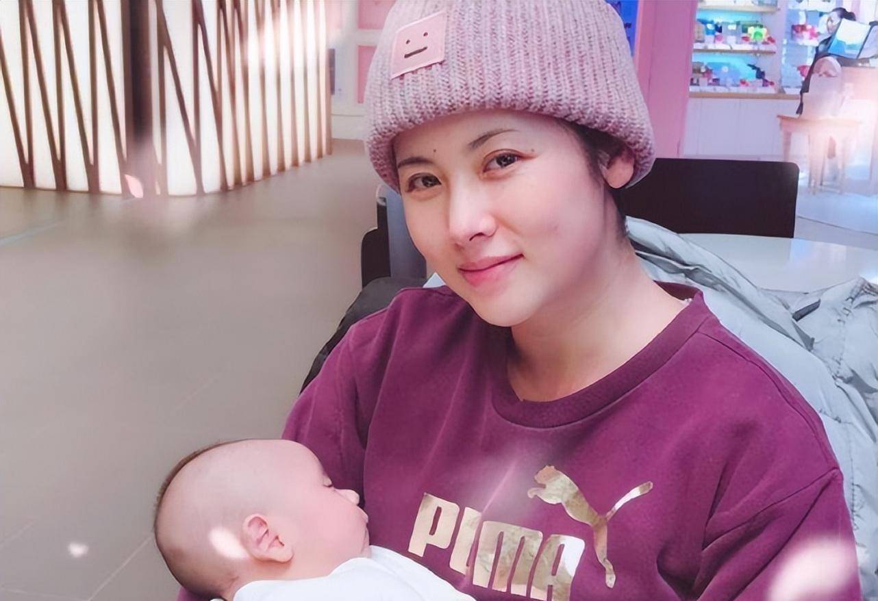 回顾杨明娜22岁走红41岁结婚生子44岁和前夫田亮对簿公堂