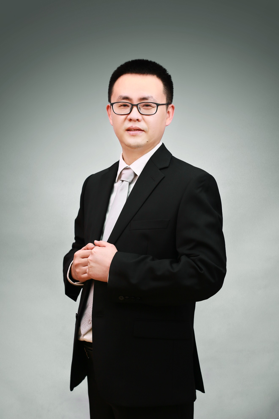 新校领导,其中有一位是该校的新帅,另外三位校领导中有一位是副校长变