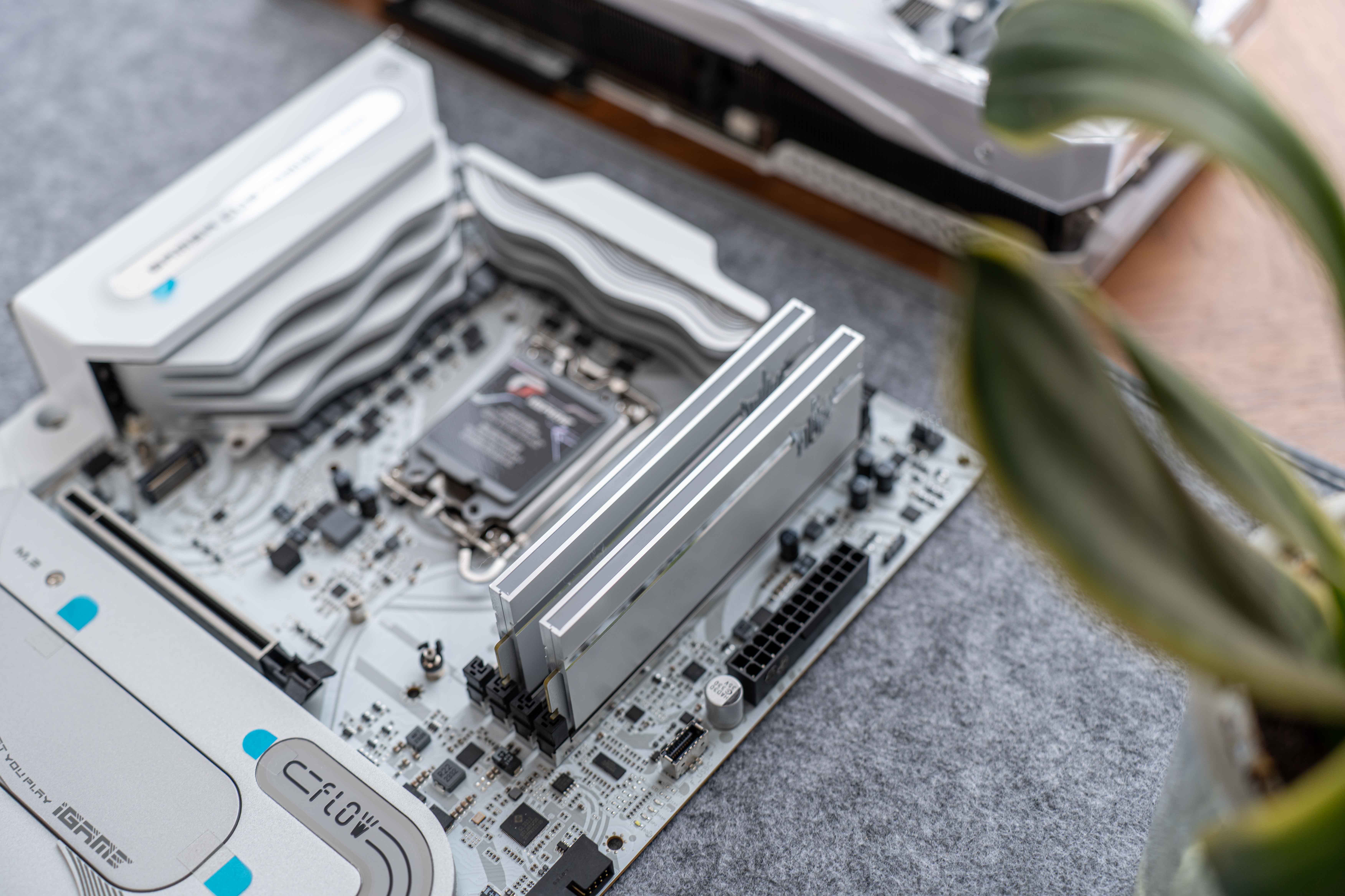 纯白光影海景房游戏生产力都不能少丨14700kf影驰4080装机