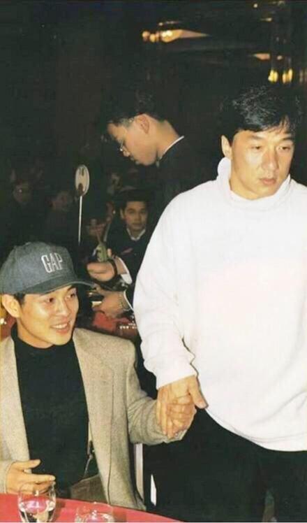 回顾成龙和亲哥安徽相认对方一贫如洗他帮没帮两个亲哥哥