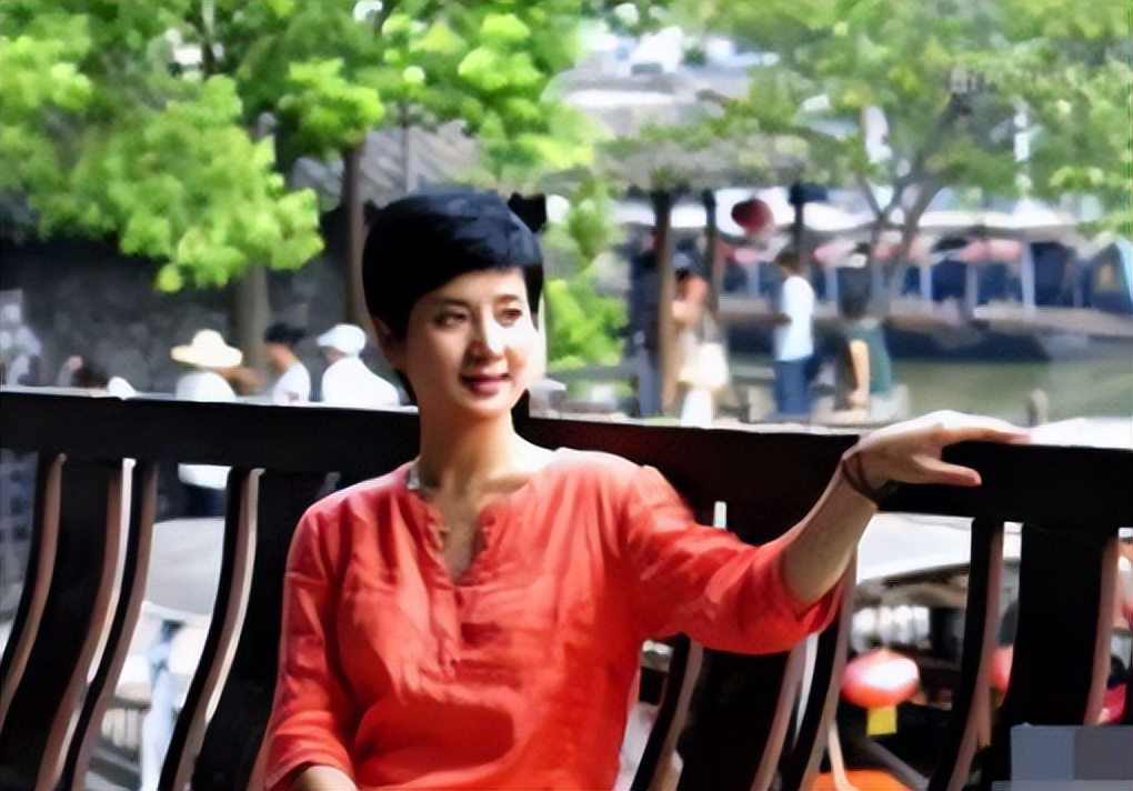 回顾董勇二婚娶小9岁女教师47岁才当爹如今一家三口其乐融融