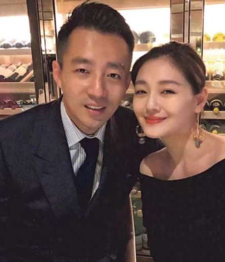 回顾吴佩慈生猛情史未婚先孕6年生下4子靠7个男人攒下50亿身家