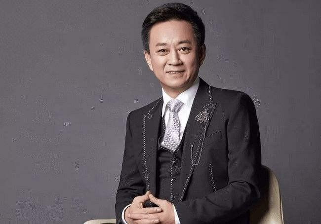 1997年,朱军开始主持春晚,更凭借连续主持21年春晚,创下了春晚舞台上