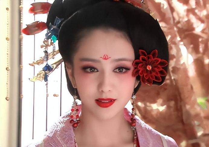 回顾同是唐妆把刘晓庆林芳兵和伊能静放一起看审美差距就出来