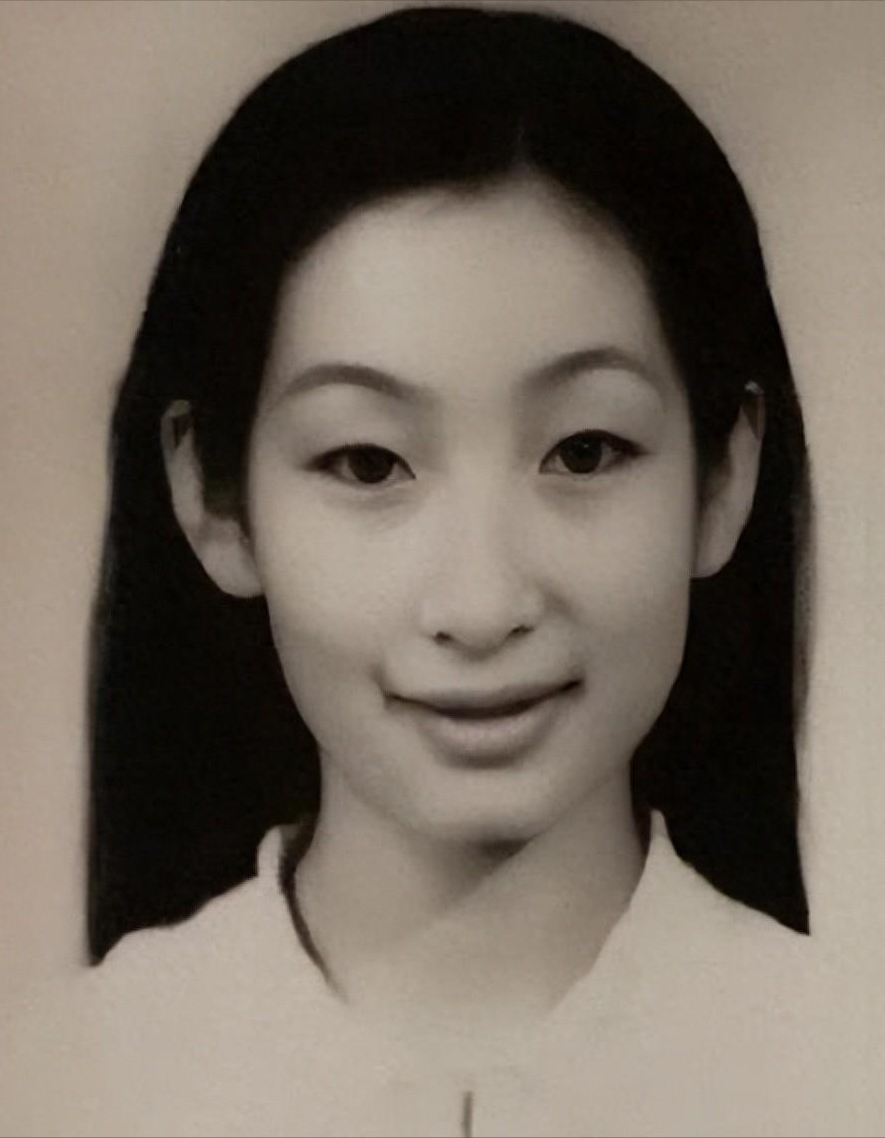 小时候还学过京剧,后来考上了中戏,和章子怡,梅婷,袁泉,曾黎成了同班