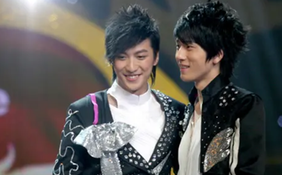 回顾井柏然出生28天被抛弃奶奶捡垃圾将他养大走红父母来认亲