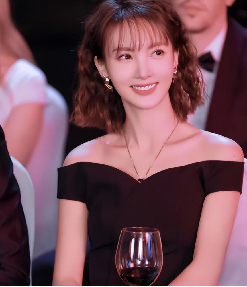 回顾演员休息时都在干嘛第一张我忍住了杨紫这张我能笑一整天