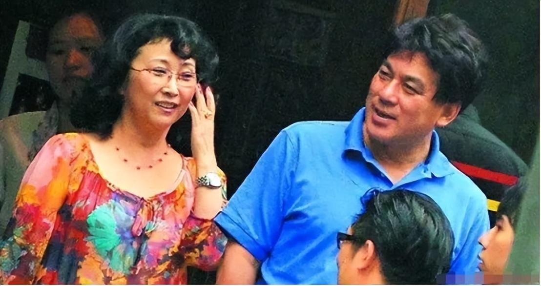 回顾朱时茂26岁娶了初恋婚后分居多年绯闻太多让他头疼