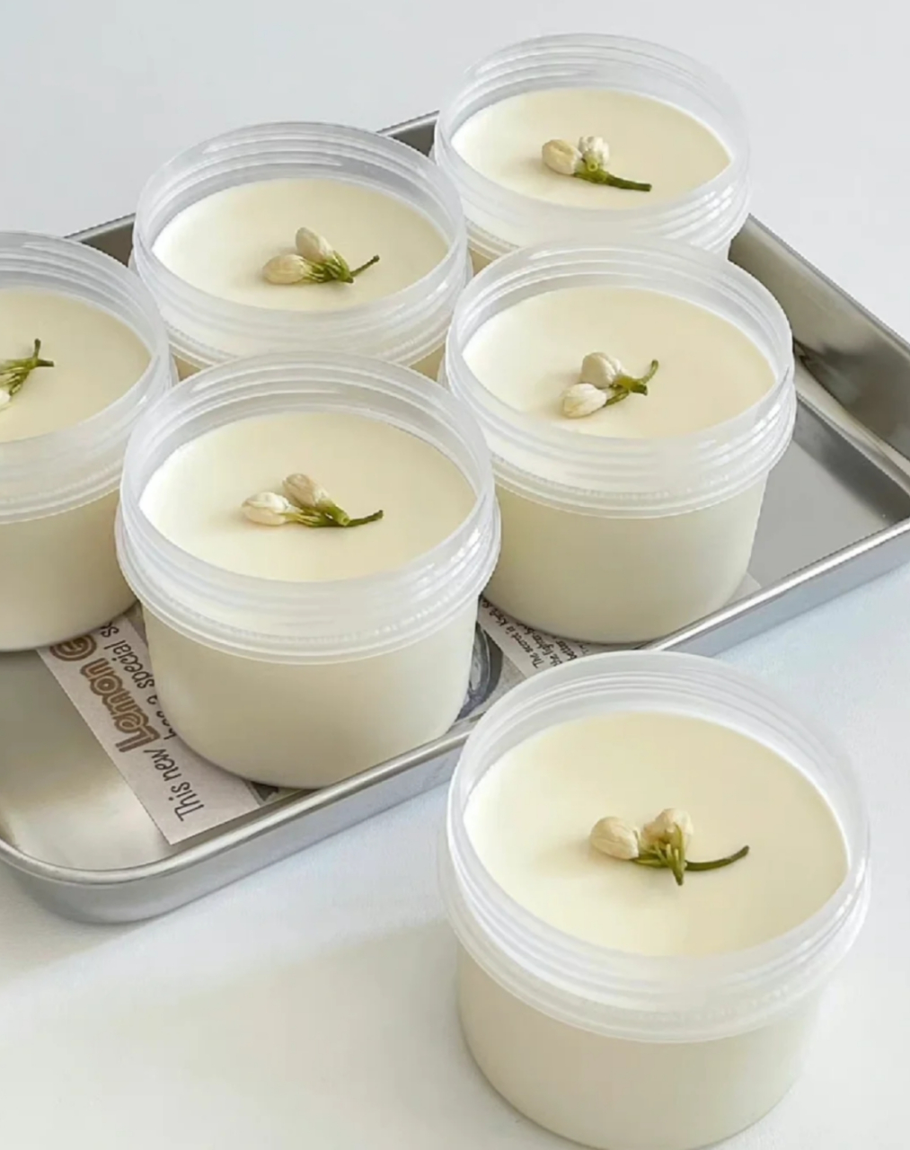 茉莉奶冻源于20世纪末的台湾,以茉莉花茶和牛奶为主要食材,口感清新