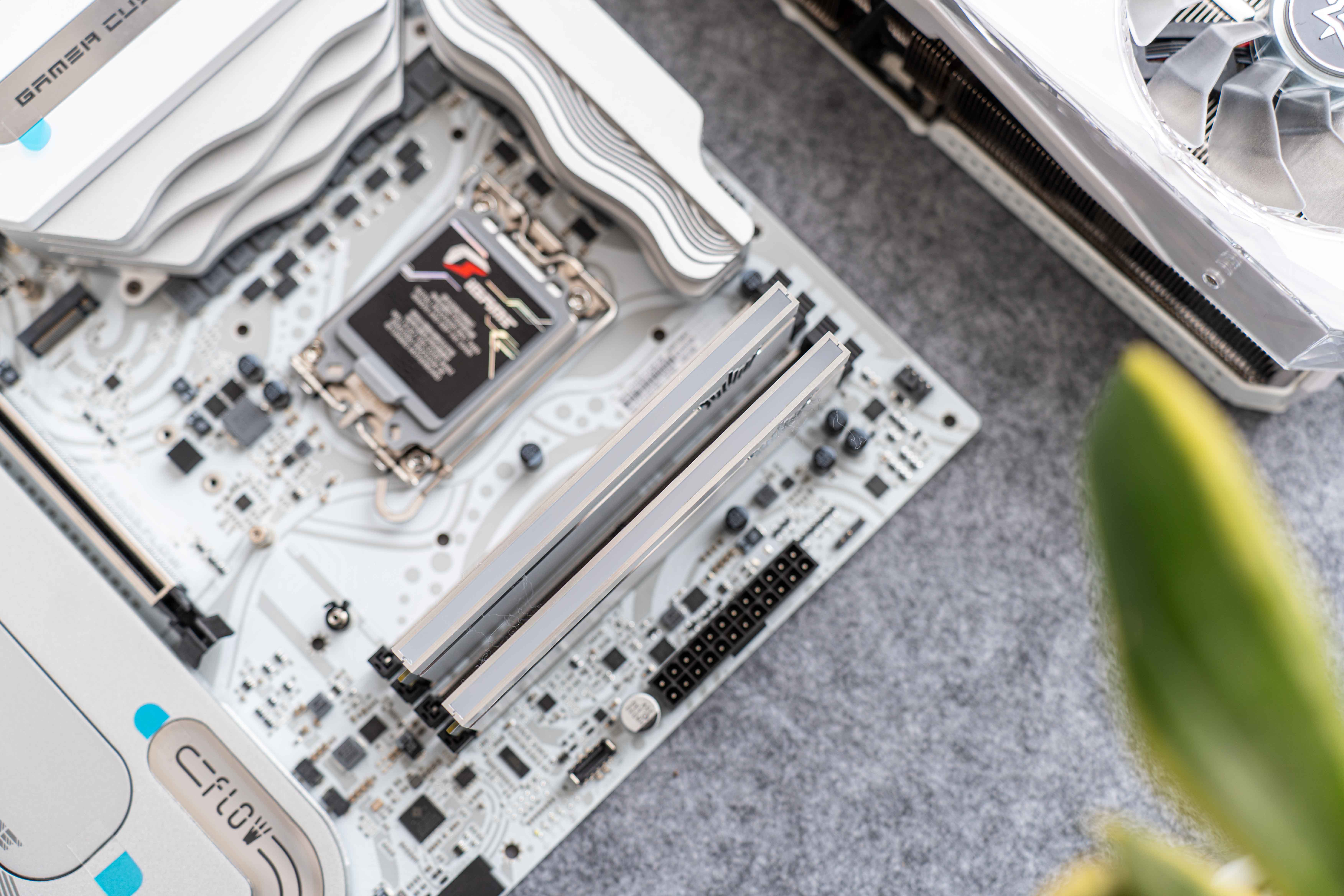 纯白光影海景房游戏生产力都不能少丨14700kf影驰4080装机