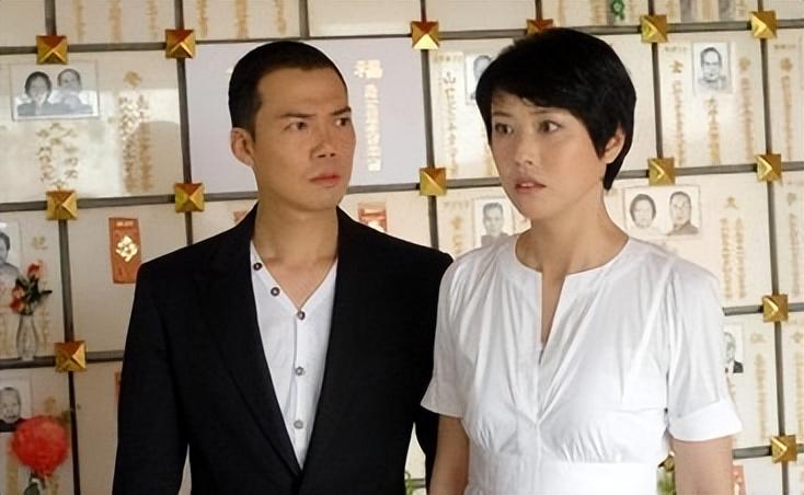 都瞪眼睛……论这个瞪眼睛的演技,angelababy应该叫周海媚一声大师姐