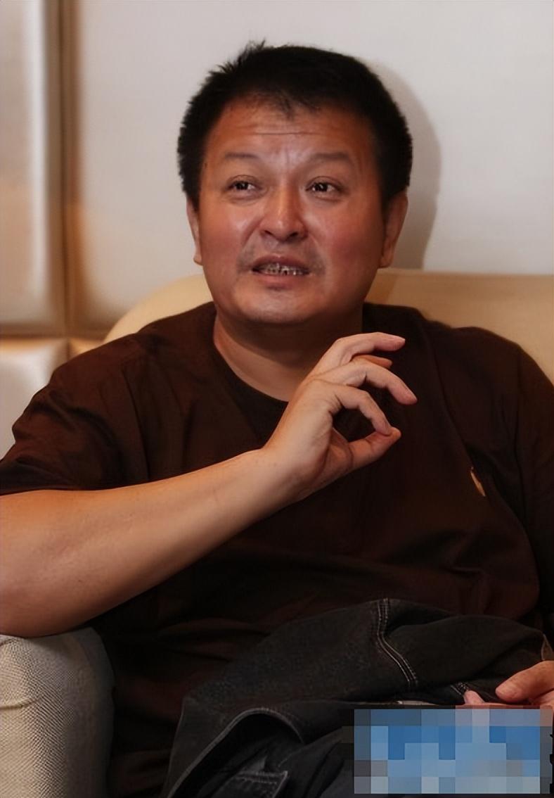 回顾杨亚洲离异后二婚娶倪萍面对复杂的家庭他如何平衡