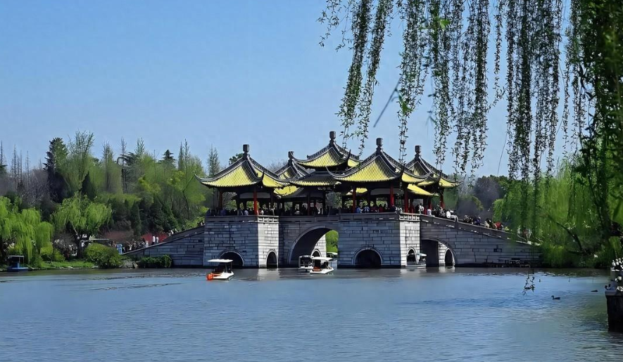 扬州无疑是个美丽的城市,那里的瘦西湖确实如同画中一般美丽,每天清晨