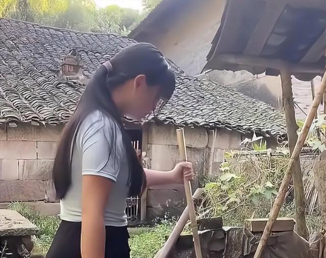 回顾26岁女孩张凤:嫁大45岁农村老头,婚后产下一子,今孤身一人