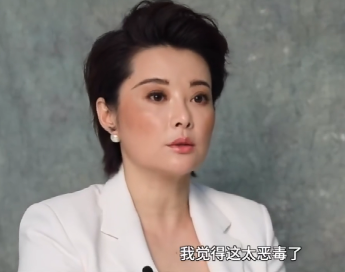 这一分手,袁立的感情就像开了挂一般,一个接一个的追求者汹涌而来.