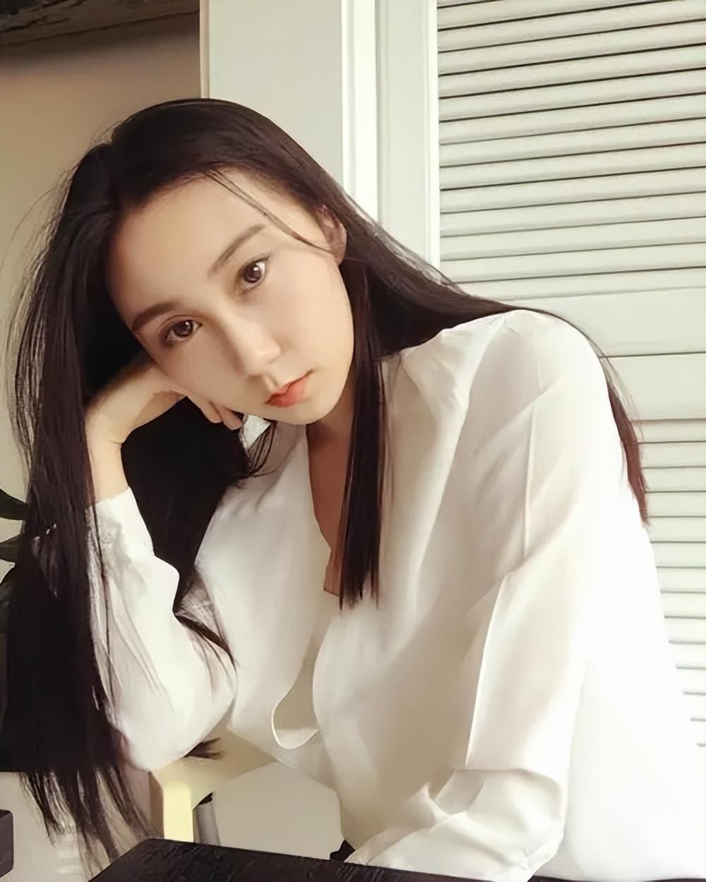 回顾水亦诗:14岁父母离异,25岁进央视工作,如今将继母杨迪当闺蜜