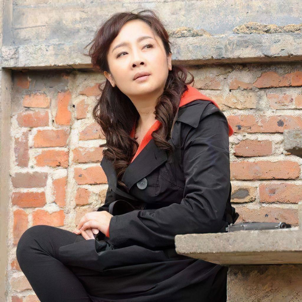 回顾唐静前夫和秦海璐结婚后独自陪儿子长大如今选择令人泪目