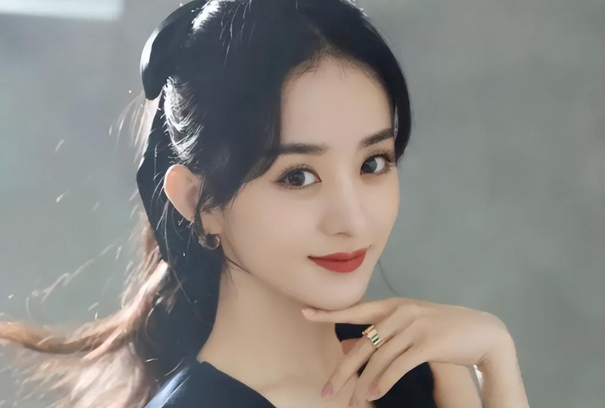 因为从小在农村长大,赵丽颖刚进入娱乐圈时,"土"字的标签就和她形影不