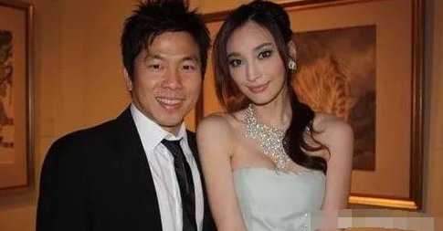 回顾吴佩慈生猛情史未婚先孕6年生下4子靠7个男人攒下50亿身家