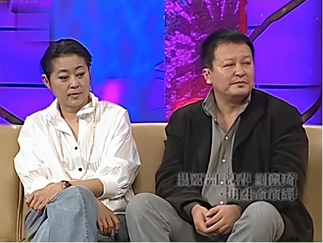 回顾杨亚洲离异后二婚娶倪萍面对复杂的家庭他如何平衡