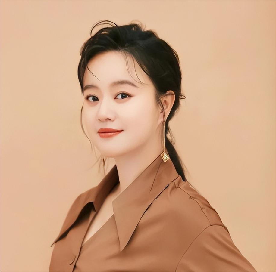 演员何翯:为角色不惜扮丑,22岁提名金鸡奖,今家庭事业双丰收