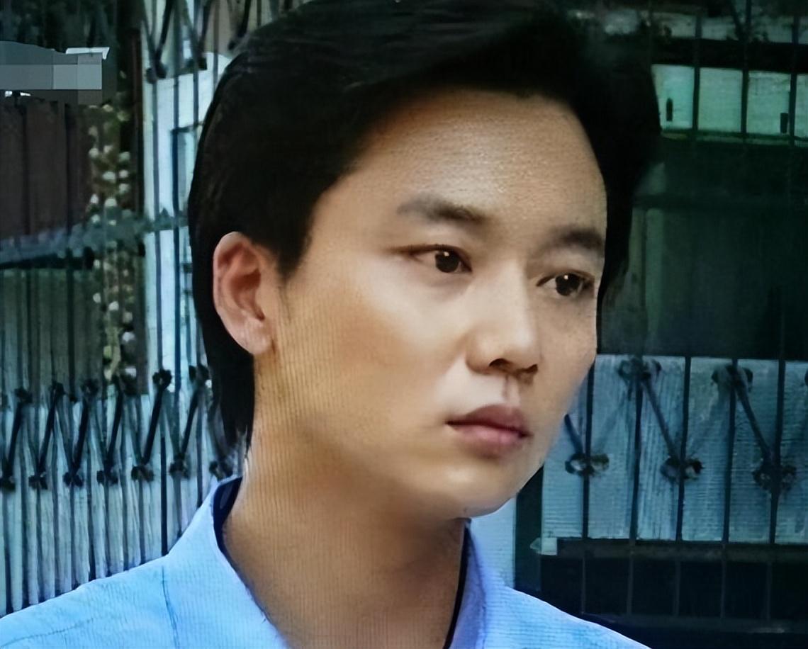 回顾演员刘奕君带儿子再婚中年得女和全家一起把她宠成公主