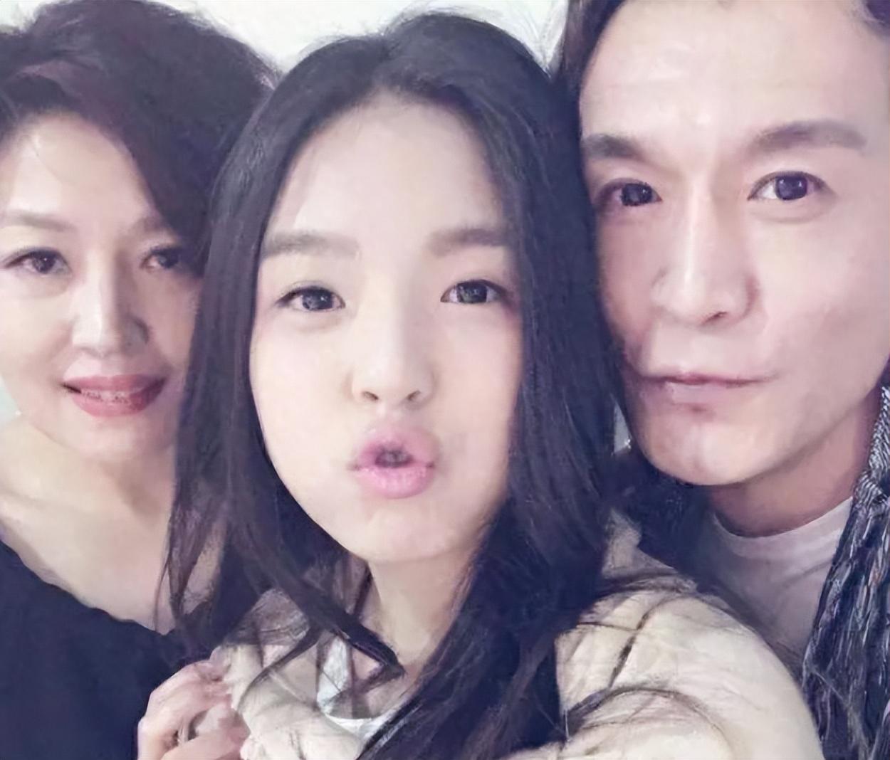 回顾李咏病逝后坚持不改嫁还做李家儿媳的哈文现在怎么样了