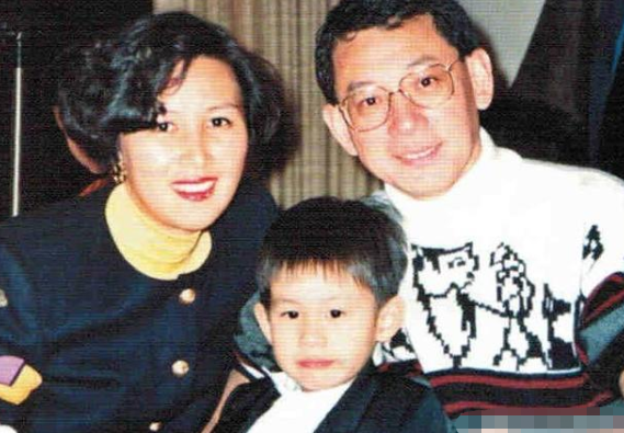 回顾杨其龙顽主情史35岁险成赌王女婿一生爱上4位女星难以自拔