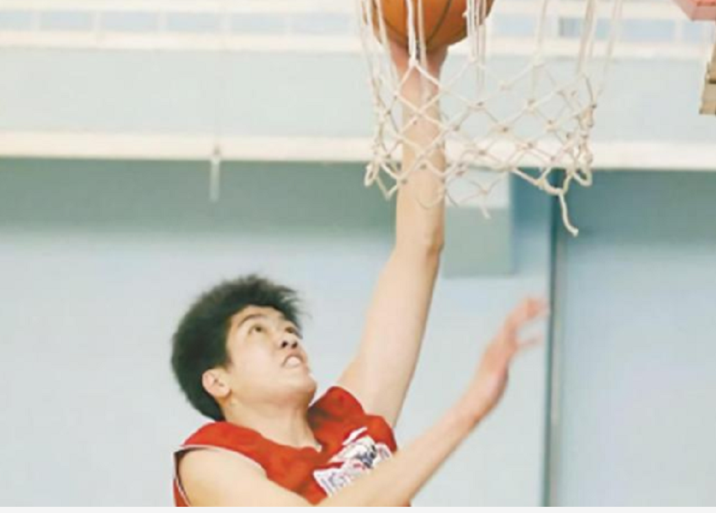 张佳迪2010年,梁天云遇到了辽宁队的张佳迪,身高2米18的张佳迪对