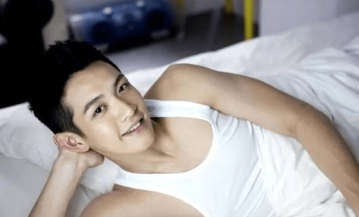 第五个男星柯震东,小12岁,这段是所有恋情中最有名的一对.