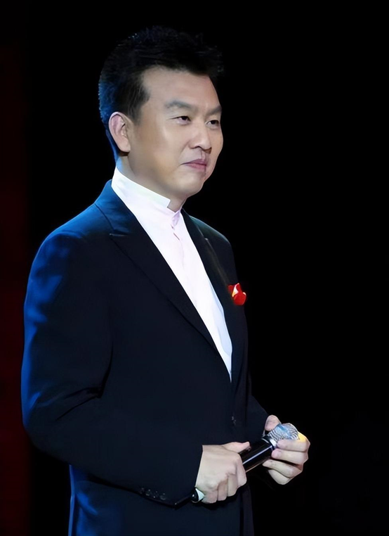 回顾央视主持人张泽群:55岁老来得子乐开怀,妻子身份却至今成谜