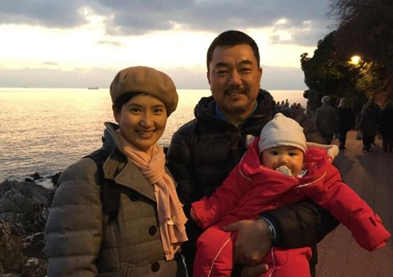 回顾董勇二婚娶小9岁女教师47岁才当爹如今一家三口其乐融融