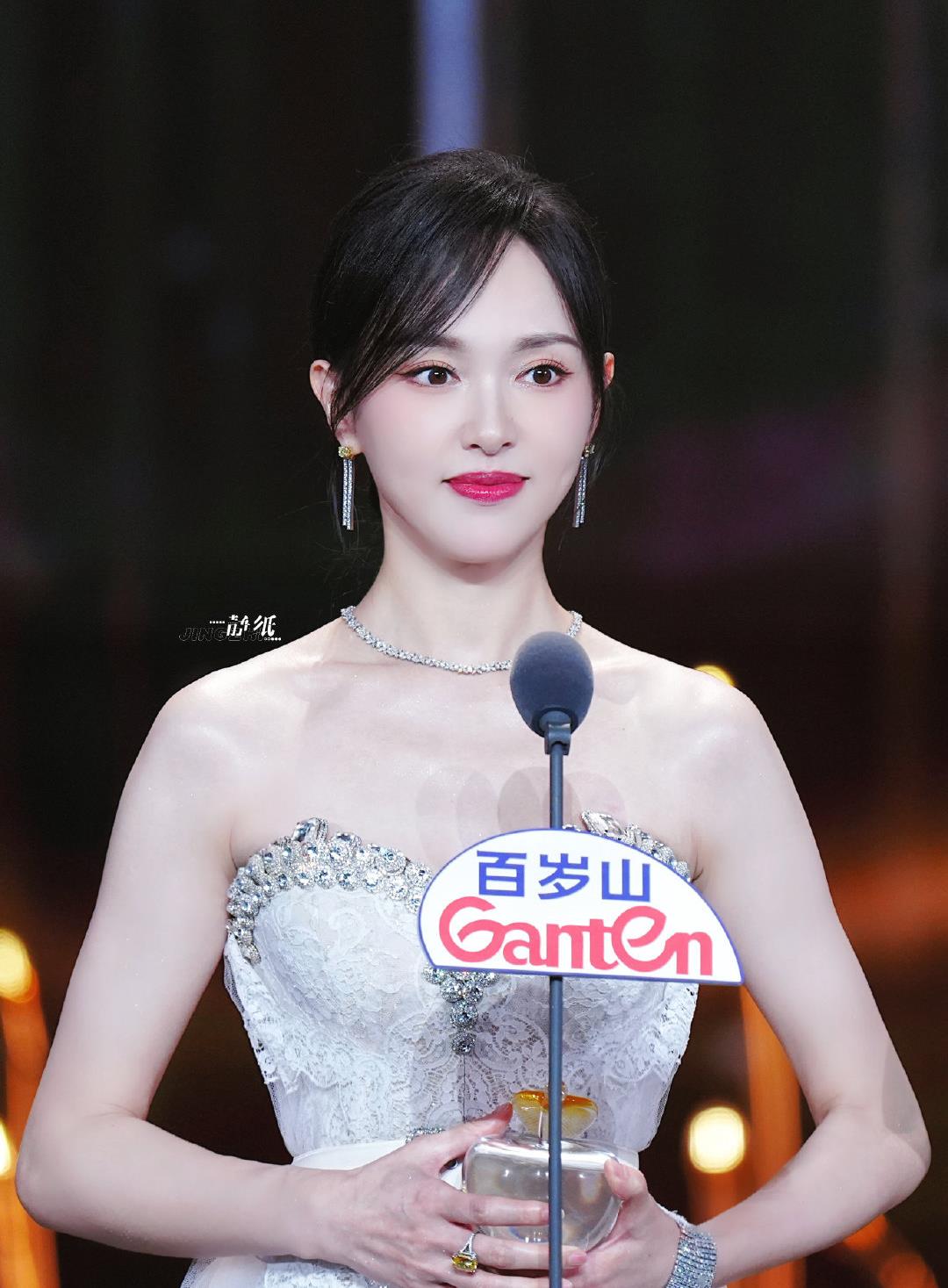 上海这一夜,看到得奖的唐嫣,才知道和杨幂当初的选择有多大差别