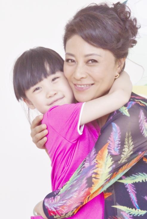 有了岳红的陪伴,女儿的成绩也越来越好,一开始在班里排倒数,后来在班