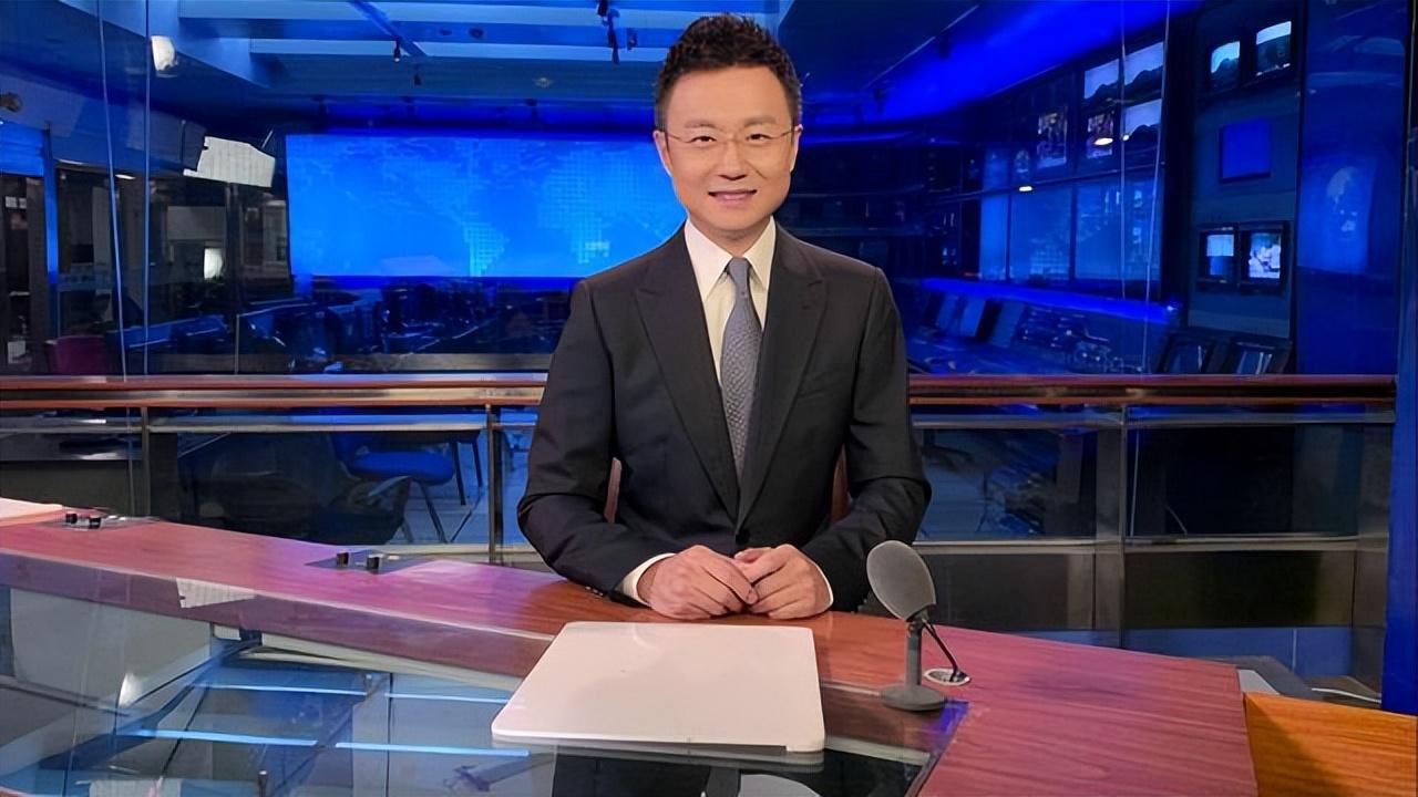 王淏看着春妮就想到了刚强,当时刚强已经在主持新闻联播,和上学的时候