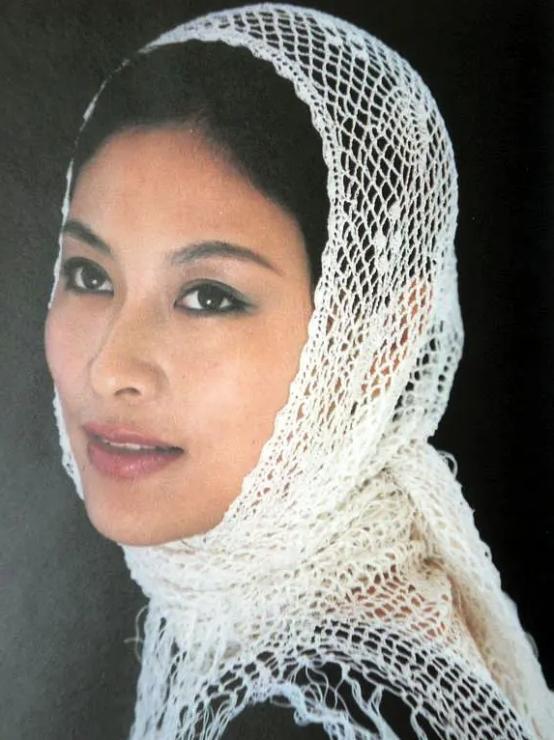 回顾影后岳红产后5个月被抛弃离异后不靠男人60岁依旧单身